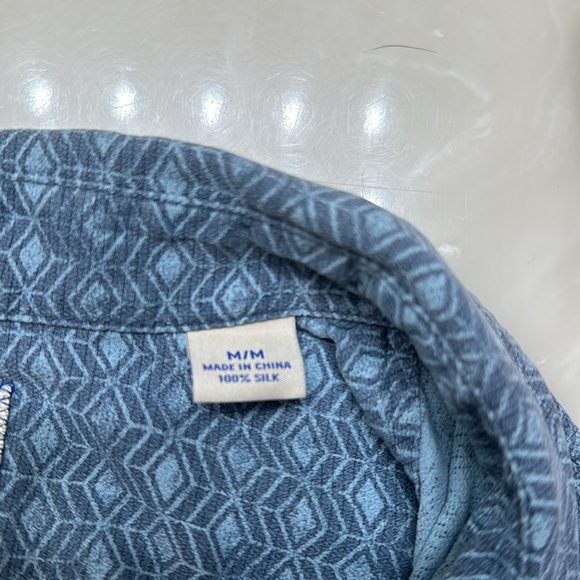 Tommy Bahama button down shirt. Size medium. - Picture 5 of 5